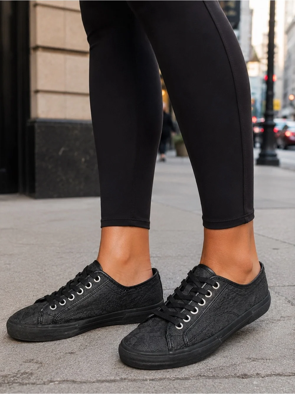 MICHAEL KORS 🖤 Black Low-Top Lace-Up Rubber Sole Sneakers (Women’s 6.5)